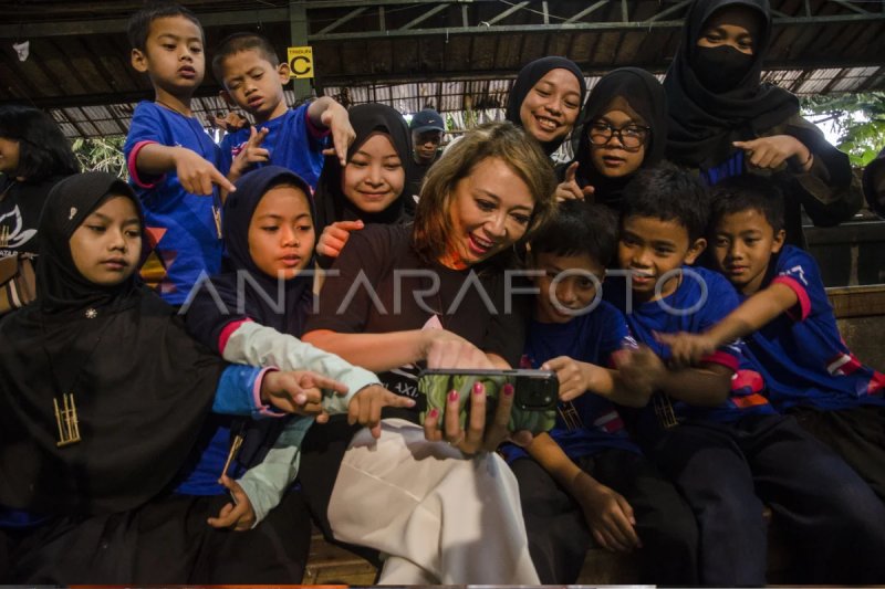 Penyerahan donasi dan edukasi literasi digital