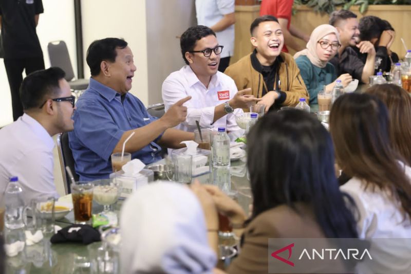 Minggu santai Prabowo makan nasi Padang bersama jurnalis dan KOL