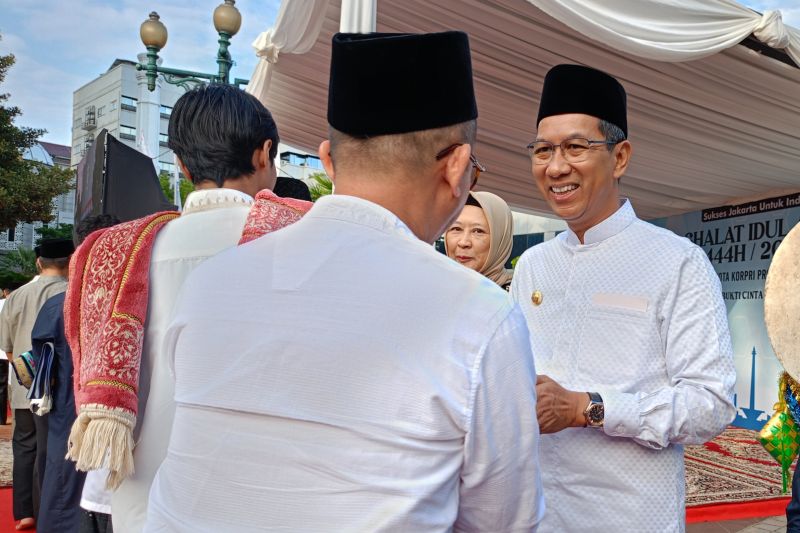 Heru menyalami warga usai shalat Idul Adha di Balai Kota