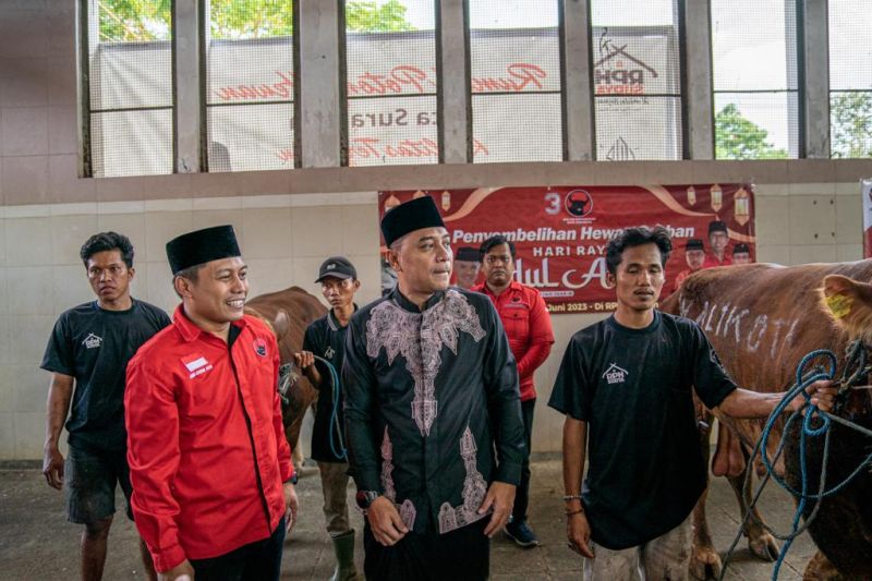 PDIP Surabaya potong 14 sapi untuk dibagikan ke warga tak mampu 