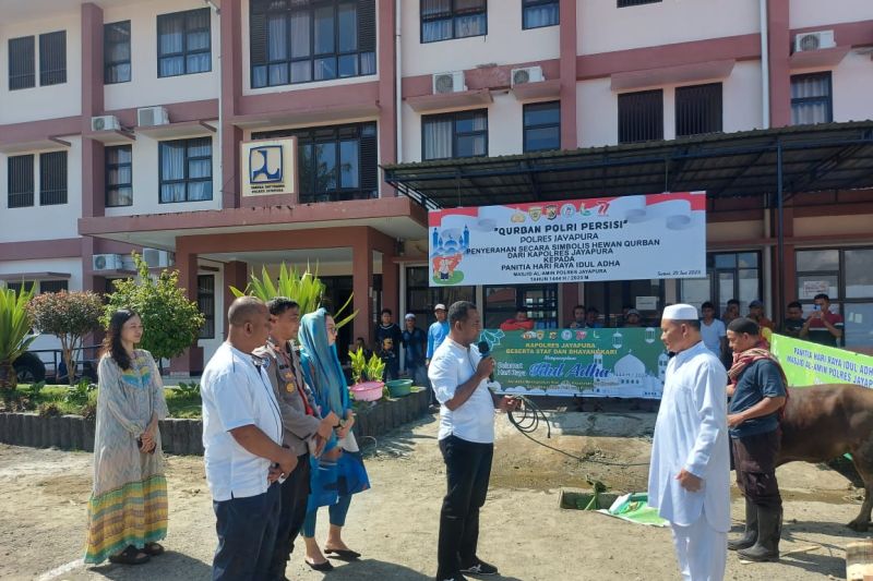 Kapolres Jayapura serahkan tujuh hewan kurban ke Masjid Al-Amin Sentani