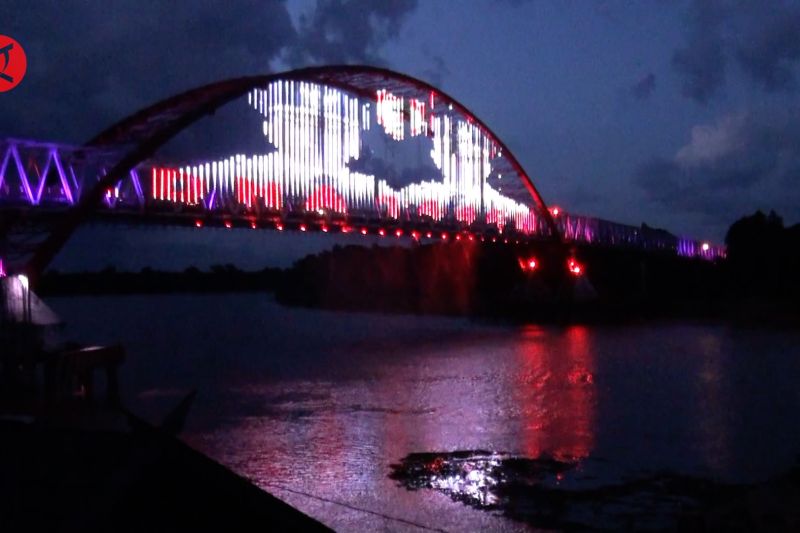 Tampil jadi ikon baru, warna warni lampu hiasi Kota Palangka Raya