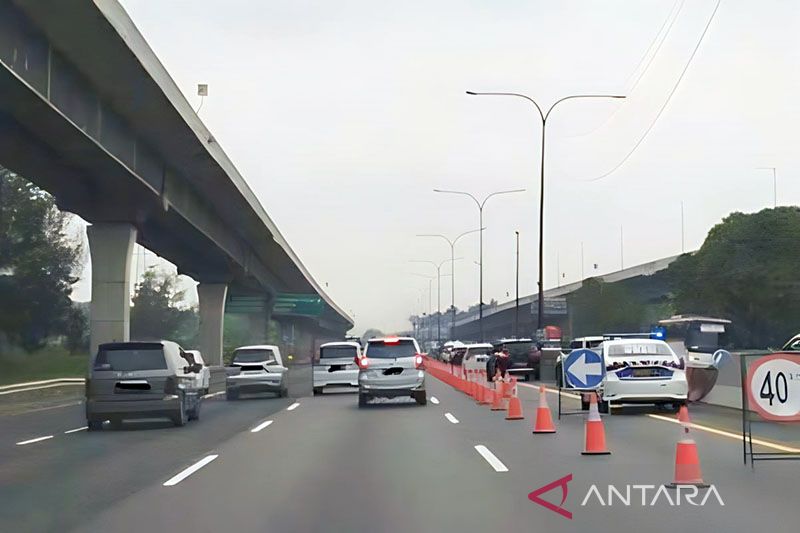 Petugas terapkan “contraflow” Jalan Tol Jakarta-Cikampek arah Jakarta