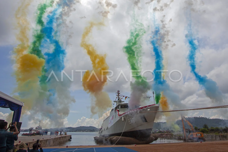 Peluncuran KRI Tuna-876