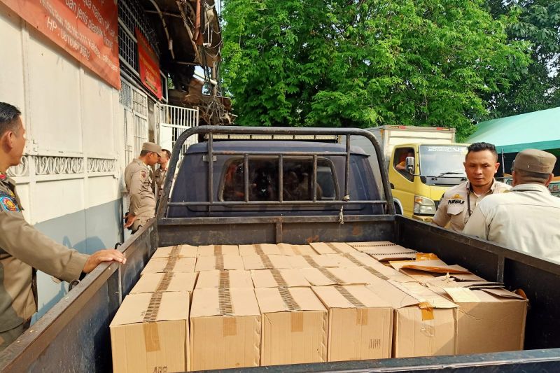 Satpol PP Jakbar razia warung kelontong jual ratusan botol miras