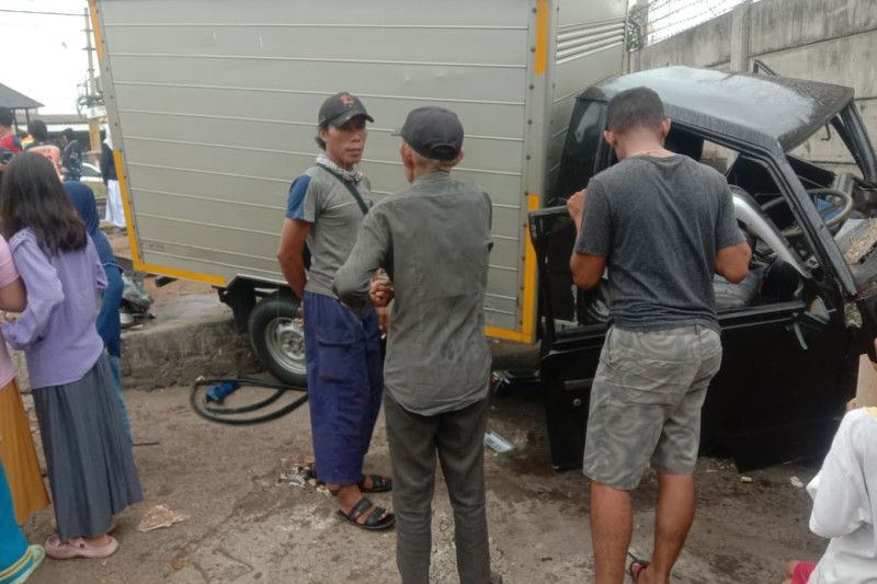 Kereta cepat menabrak sebuah mobil di Jakarta