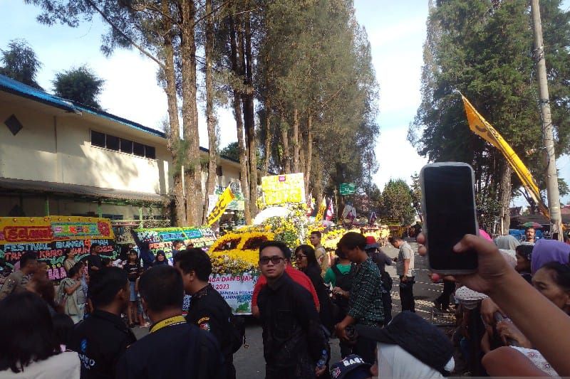 Perwakilan Kemenparekraf mengapresiasi festival bunga dan buah di Karo