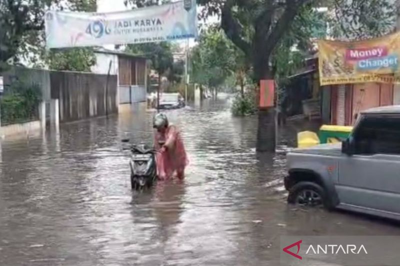 DKI kemarin, dari banjir hingga Jakmania dan penggunaan QRIS