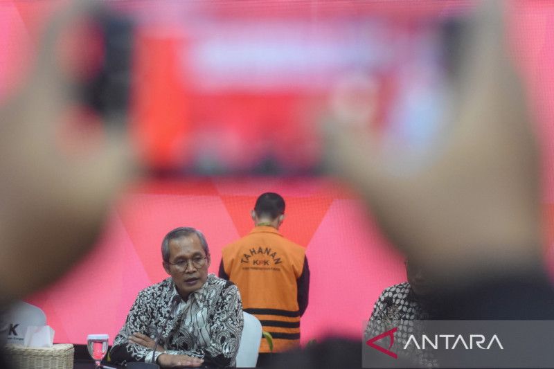 KPK tahan kepala kantor pengawasan dan pelayanan bea cukai makassar