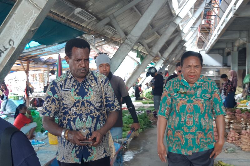 Presiden Jokowi serahkan bantuan bahan pokok bagi pedagang Pasar Phara Sentani Jayapura