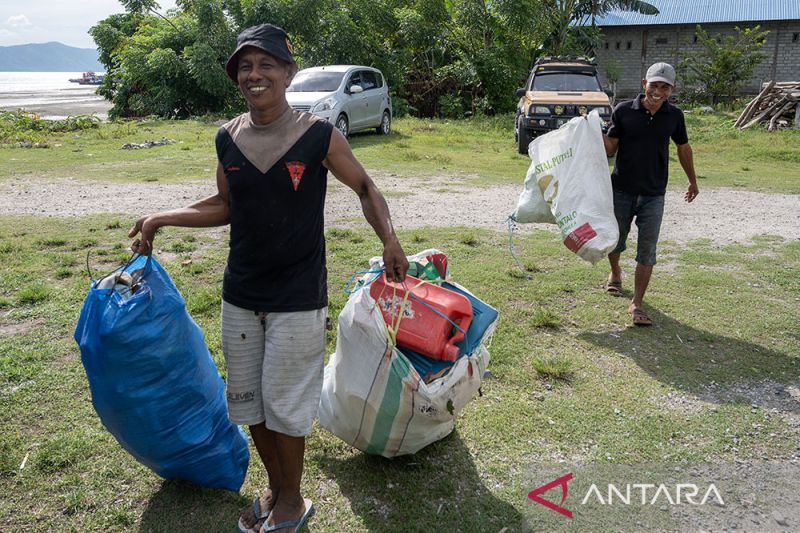 Pengumpulan sampah plastik laut oleh nelayan