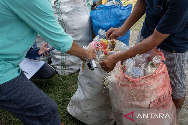 Pengumpulan sampah plastik laut oleh nelayan