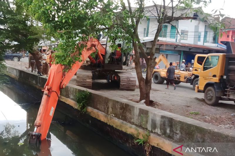 DLHK angkut 200 ton sampah plastik di kali pusat Kota Meulaboh Aceh