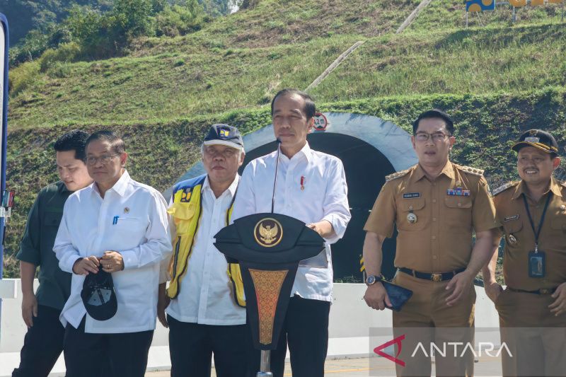 Presiden resmikan Tol Cisumdawu dari mulut terowongan tol terpanjang