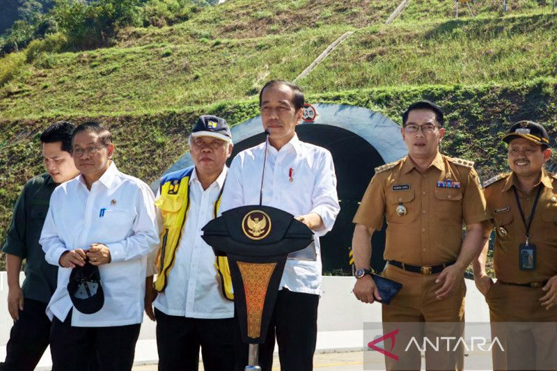 Presiden resmikan Tol Cisumdawu dari mulut terowongan tol terpanjang