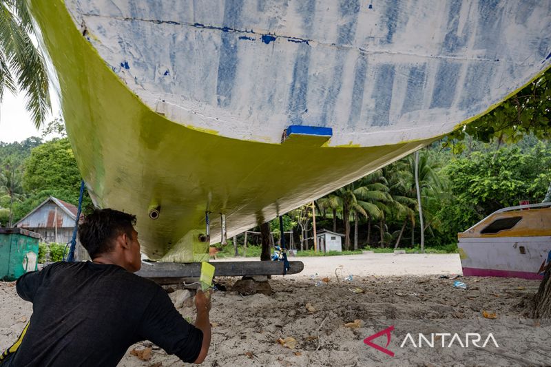 Jasa perbaikan dan penegcatan perahu nelayan