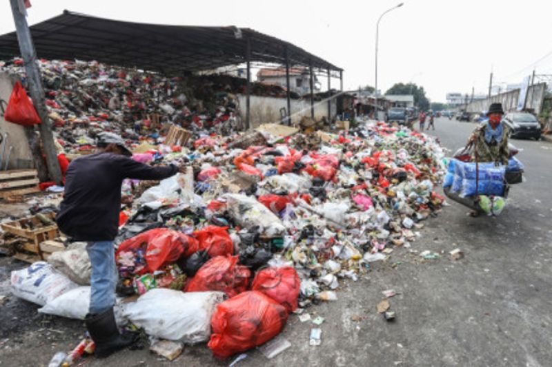 Sampah meluber ke jalan