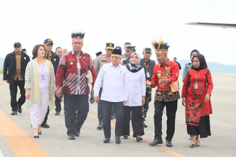 Gubernur Papua Barat sambut kedatangan Wapres di Fakfak