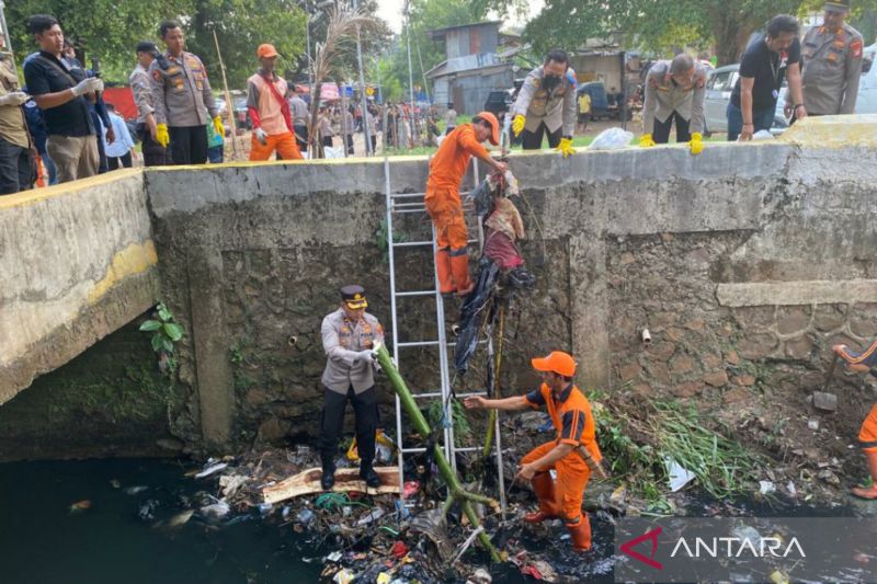 Petugas gabungan bersihkan sampah Kali Pesanggrahan