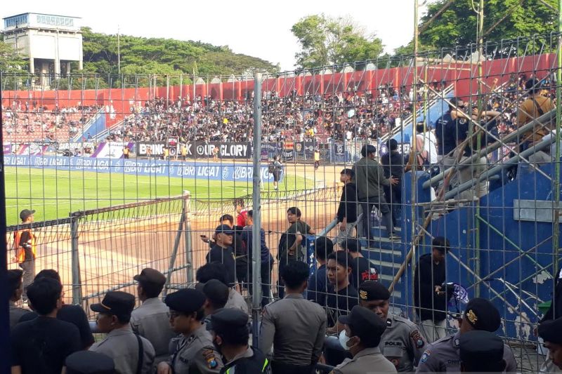 Polisi amankan puluhan suporter di pertandingan Persik lawan Arema