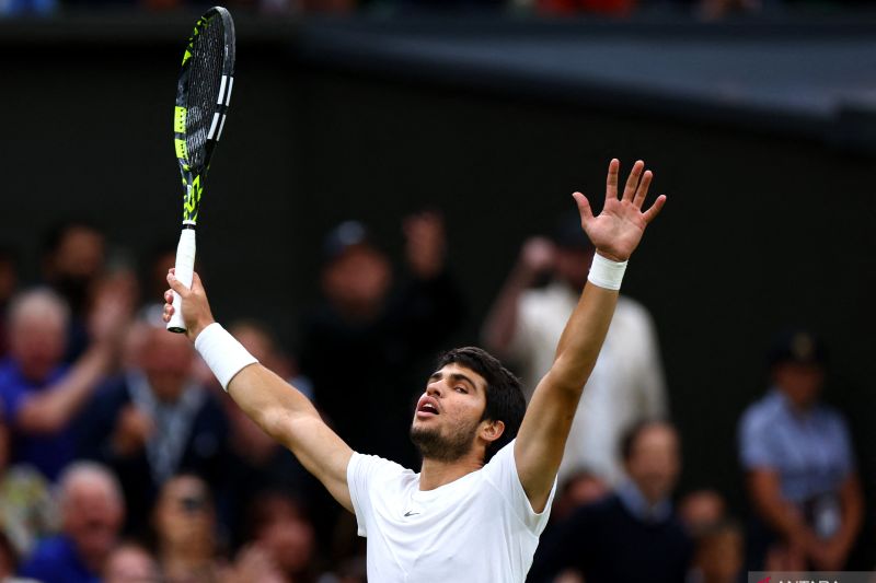 Carlos Alcaraz tantang Novak Djokovic di final Wimbledon