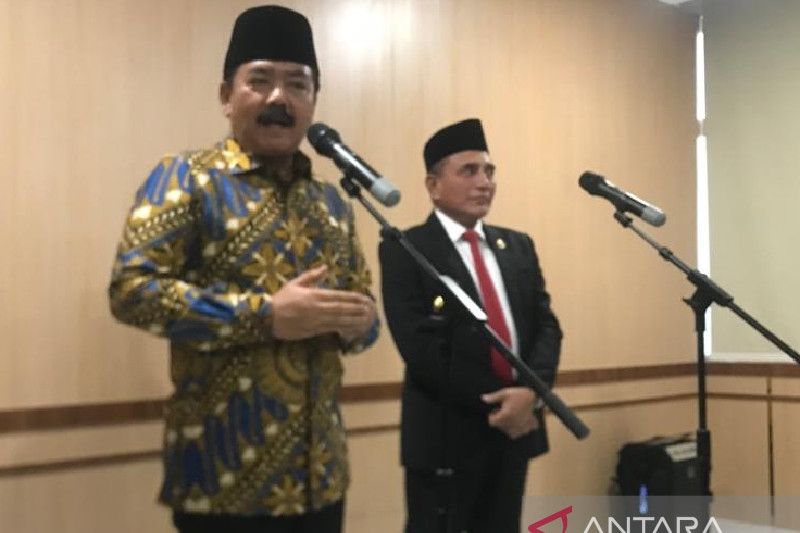 Hadi Tjahjanto serahkan 1.117 sertifikat bidang aset di Sumut