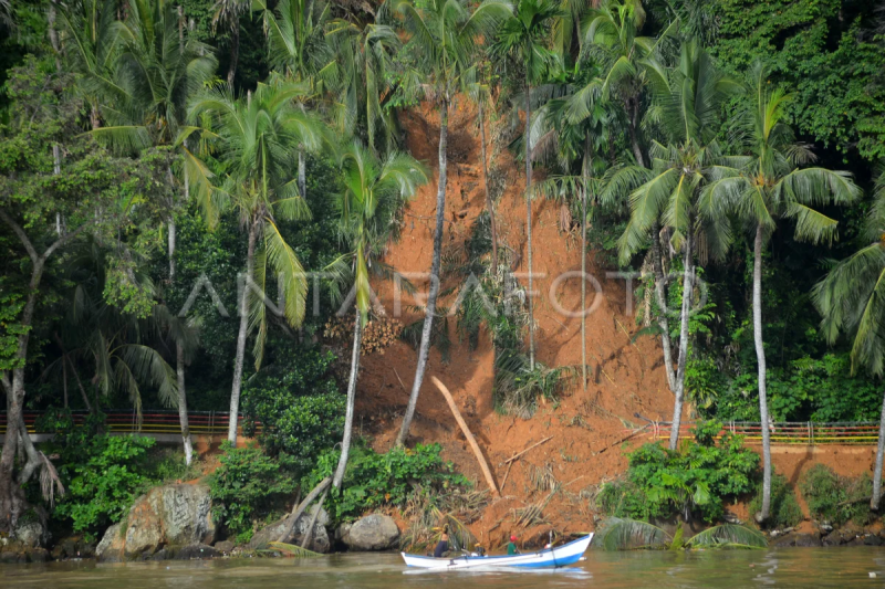 Akses wisata Gunung Padang longsor