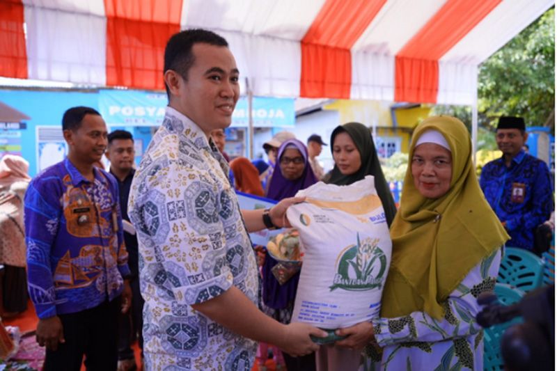 Bupati Pangkep memberikan bantuan untuk warga di Kecamatan Balocci