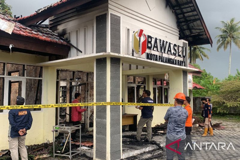 Labfor Polri olah TKP kantor Bawaslu Palangka Raya yang terbakar