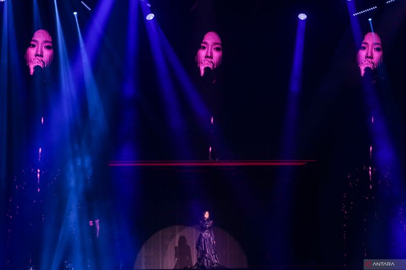 Terdiam sejenak dalam “Fine” Taeyeon di konser “THE ODD of LOVE”