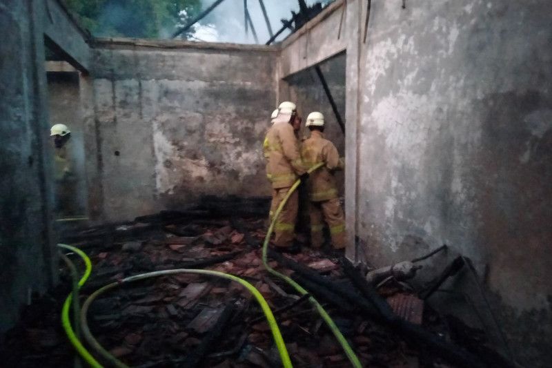 Sebuah warung tabung gas di Pasar Rebo terbakar