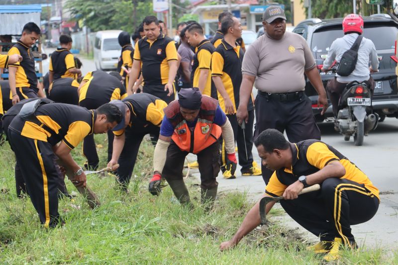 Polres Jayapura gelar kerja bakti menyambut HUT RI ke-78