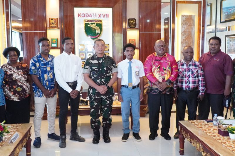 Tiga mahasiswa Papua menerima beasiswa Universitas Prasetiya Mulya