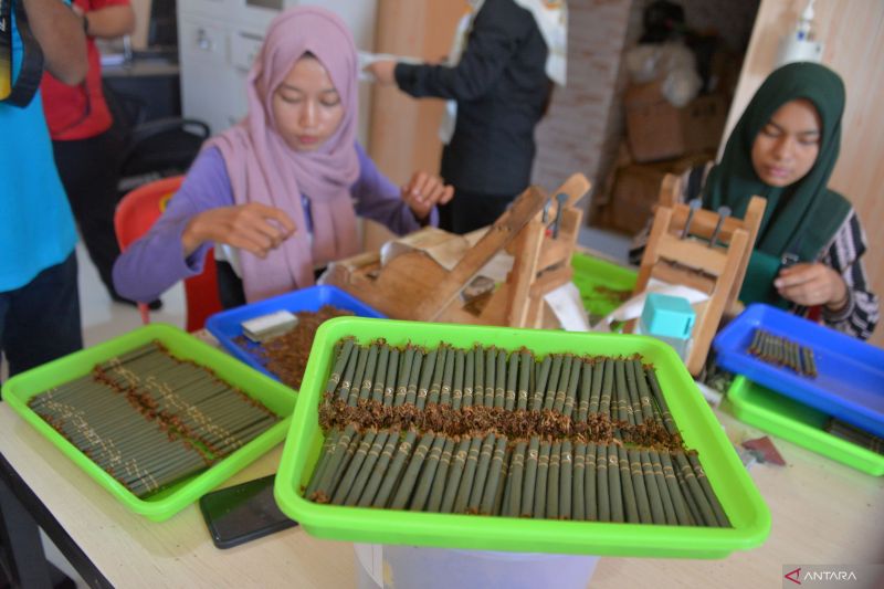 dpr-sebut-ikm-rokok-berkontribusi-15-persen-ke-negara-harus-dilindungi