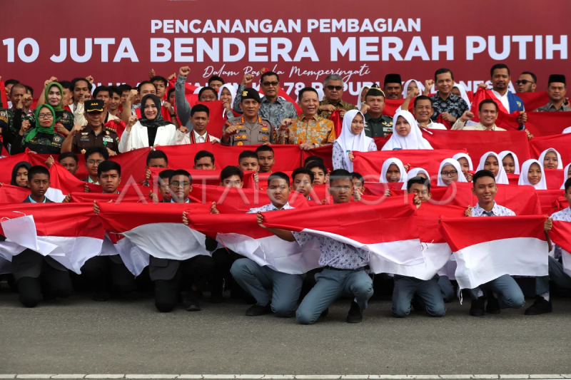 Pembagian 10 juta bendera Merah Putih di Aceh