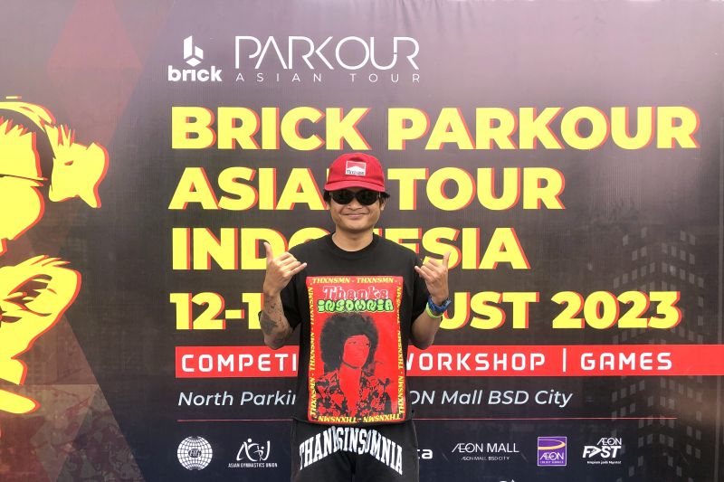 Seorang atlet berusaha mengembangkan olahraga parkour Indonesia dengan pesat