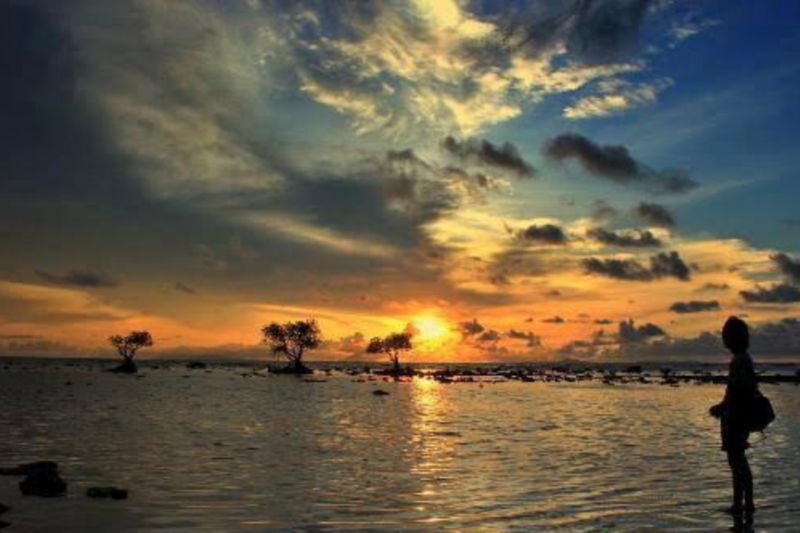 Menikmati Panorama “Terbenamnya” Matahari di Pantai Tanjung Lesung