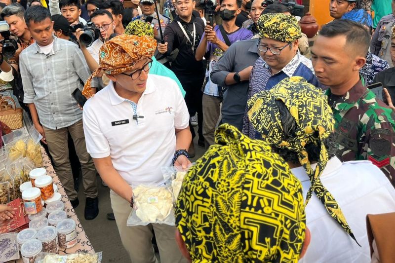 Menteri menyerahkan bantuan pembiayaan kepada tiga desa wisata di Banten