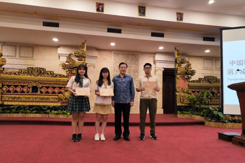 Pelajar Indonesia mendapatkan beasiswa untuk belajar bahasa Mandarin