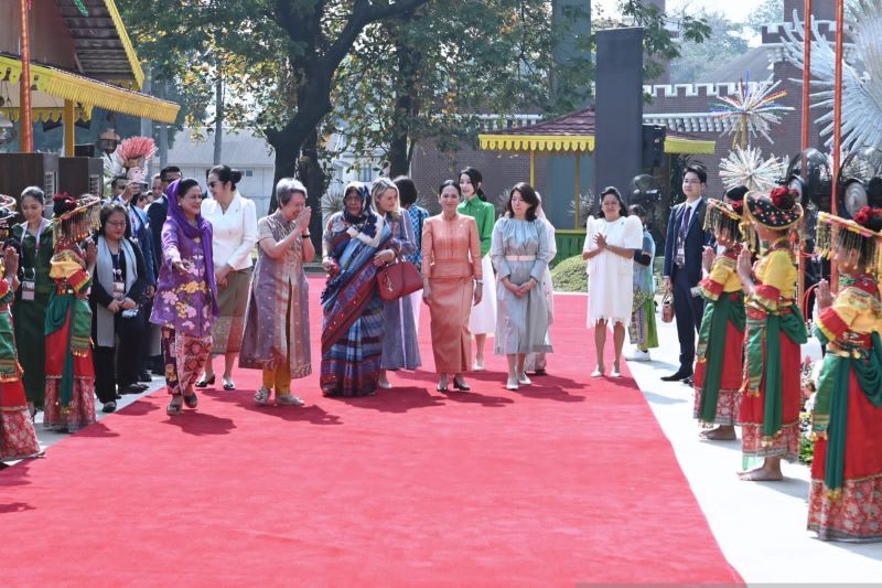 Iriana sambut para pendamping pemimpin ASEAN dan negara mitra di TMII