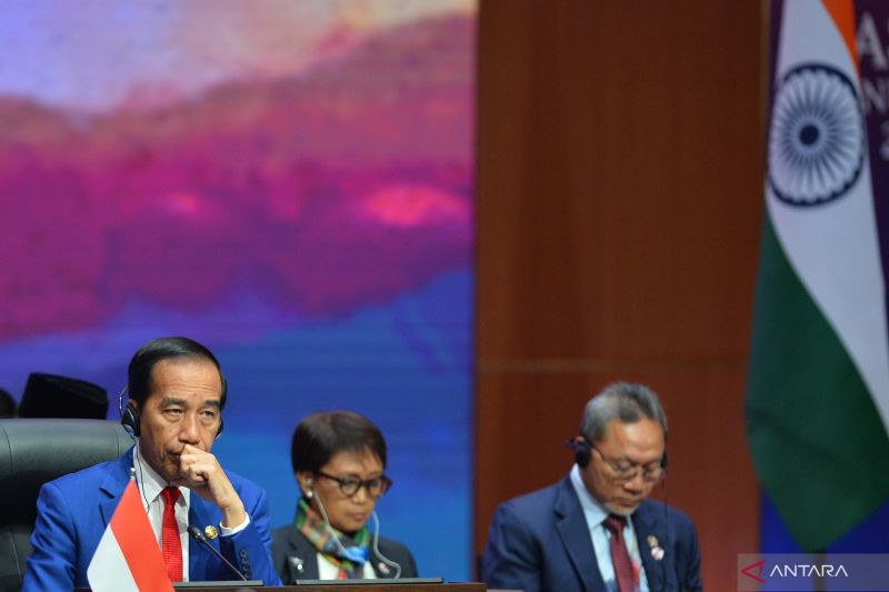 Jokowi meminta para pemimpin KTT Asia Timur untuk menjaga perdamaian dan stabilitas kawasan