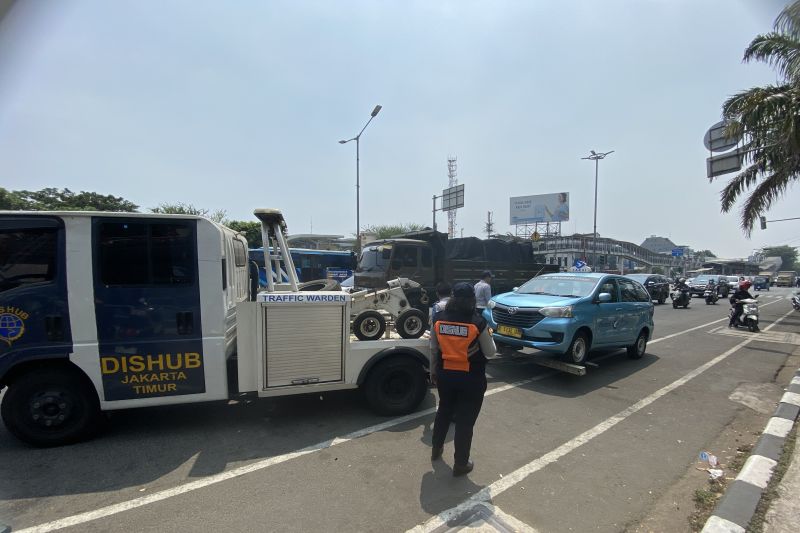 Dishub Jaktim tindak kendaraan parkir sembarangan di jalan protokol
