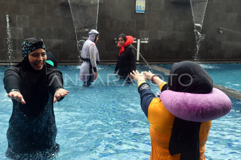 Pelatihan hydro therapy saraf di kolam renang