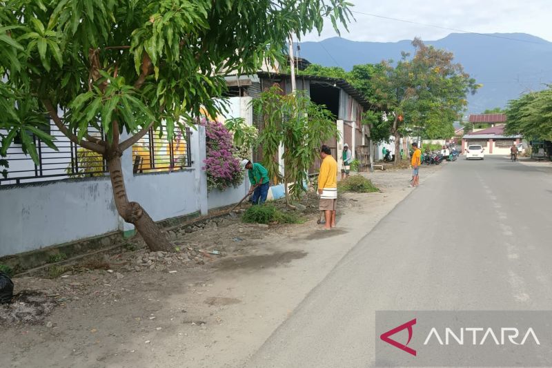 Aksi padat karya bersih-bersih di Jalan Sungai Ogotion Kota Palu