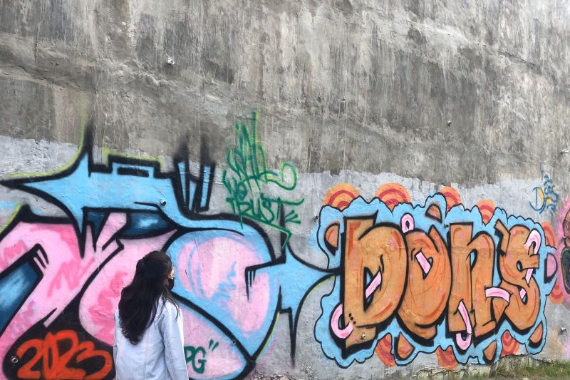 Lukisan grafiti yang menghiasi Jembatan Lalove