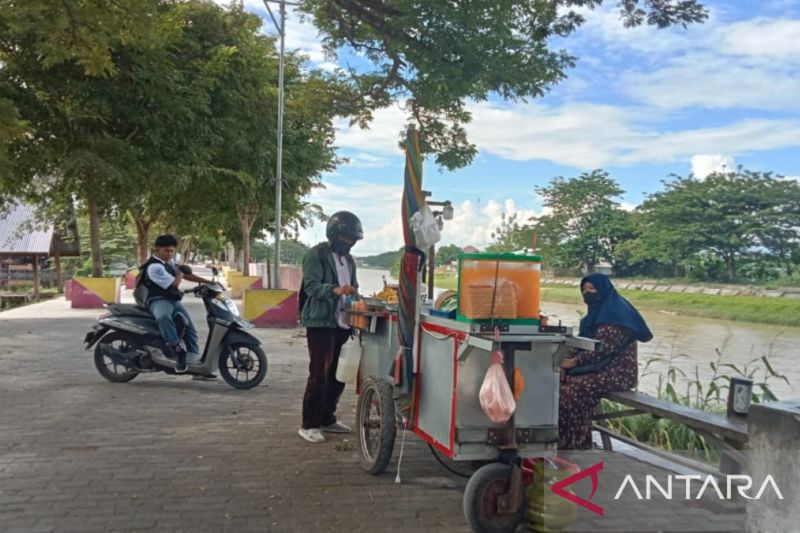 Sensasi makan pentol sambil menikmati keindahan Sungai Palu