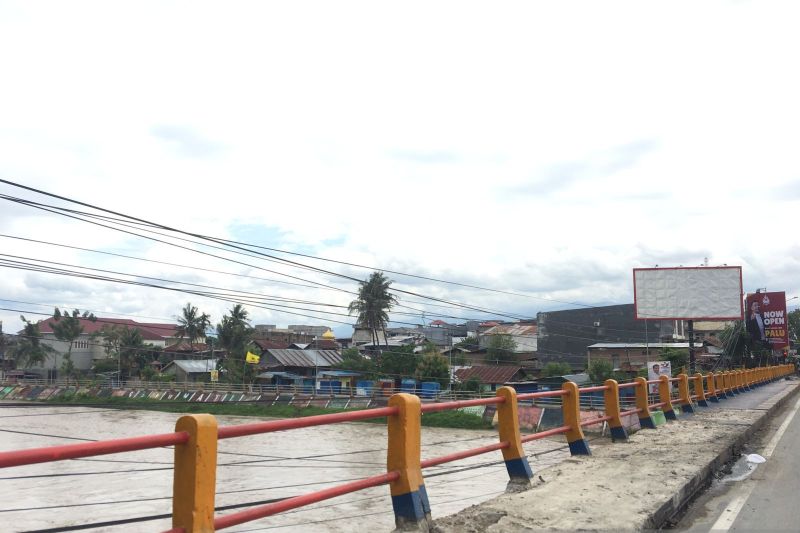 Trotoar jembatan 1 Palu mulai diperbaiki