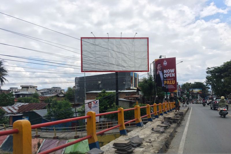 Trotoar jembatan 1 Palu mulai diperbaiki