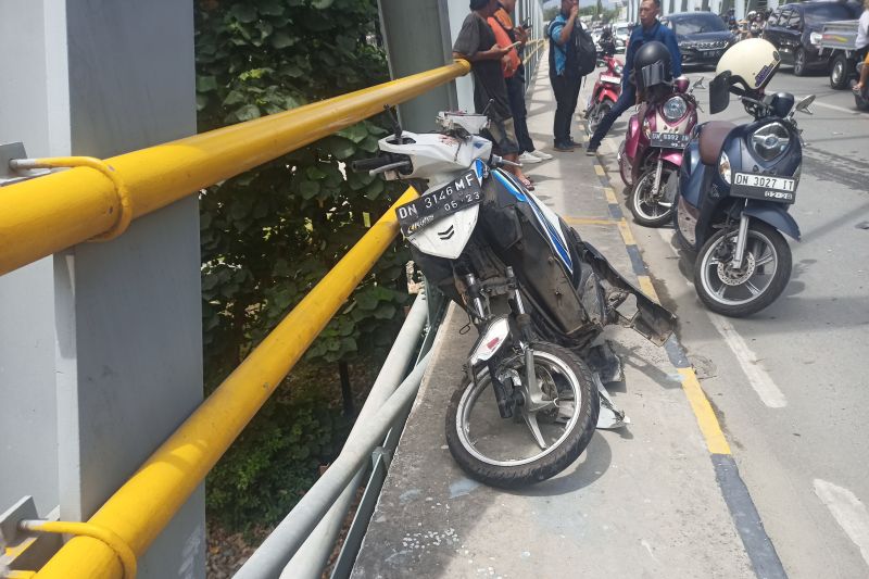 Terjadi kemacetan lalu lintas di Jembatan II akibat kecelakaan 