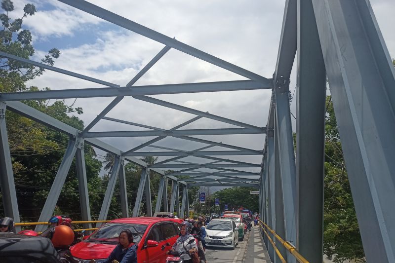 Terjadi kemacetan lalu lintas di Jembatan II akibat kecelakaan 